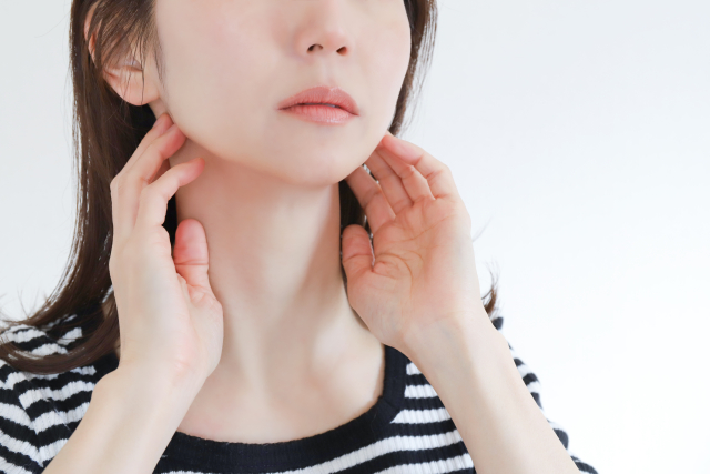 骨格ストレート×曲線顔の最適解:メリハリボディと甘い顔立ちを調和させる「引き算」の美学